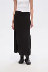 Falda larga de viscosa con estampado abstracto en tonos negros, grises y beige.