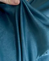 Vestido largo con breteles finos, escote cruzado con abertura en el pecho y recortes en la cintura. Estampado abstracto en tonos marrones y negros.