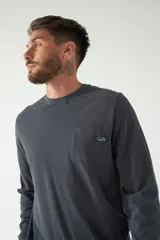 Remera color marrón de manga larga, con bolsillo en el pecho y logo de la marca en etiqueta sobre el bolsillo.