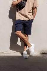 Bermuda negra lisa con bolsillos laterales y traseros.