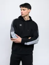 Buzo canguro gris con capucha, mangas ranglán celestes y detalles en blanco. Logo de Umbro bordado en el pecho.