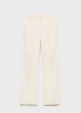 Pantalón de jean color crudo, de corte wide leg con tiro alto. Presenta trabillas, cierre frontal con cremallera y botón, dos bolsillos laterales y dos bolsillos de parche en la parte posterior.