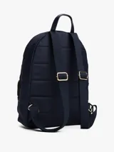 Mochila Tommy Hilfiger Corporate azul marino de nailon con acabado liso. Tiene un diseño curvo, parte posterior acolchada, cierre de cremallera, asa superior, correas ajustables, compartimento principal, bolsillo interior abierto, bolsillo exterior con cremallera e insignia del monograma TH en la parte delantera.
