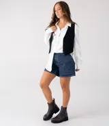 Botas Chelsea de cuero vacuno negro con elásticos laterales, cierre interno y suela de goma artesanal.