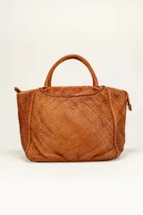 Cartera de cuero color marrón con diseño tejido, doble asa corta y cierre superior con cremallera.