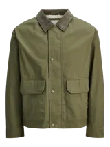 Campera utility color verde militar, de manga larga con cuello camisero de pana. Diseño liviano y resistente con cierre de botones, dos bolsillos frontales con solapa y dos bolsillos laterales. Interior forrado en poliéster reciclado y acabado repelente al agua.