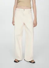 Pantalón de jean color crudo, de corte wide leg y tiro bajo.