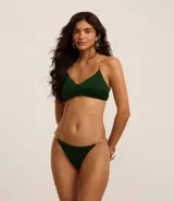 Conjunto de bikini verde oscuro con tiras finas y adornos de bambú.