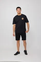 Remera negra de algodón con estampado en la espalda con el logo de Rusty Surf Company en forma de sol con motivos tribales en colores pastel.