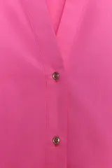 Camisa marrón de popelina con cuello solapa, escote pico, manga ancha con vuelta y cierre frontal con botones.