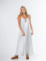 Vestido largo marrón de breteles finos y escote en V, confeccionado en tela nacarada.