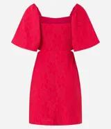 Vestido corto evasê rojo con bordado floral, escote cuadrado, mangas cortas abullonadas y espalda descubierta.