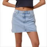 Minifalda de jean celeste con bolsillos delanteros y traseros.