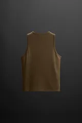 Musculosa deportiva negra de algodón, corte regular fit, cuello redondo amplio y sisa ancha.