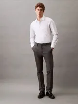 Camisa blanca de algodón, poliéster y elastano, de corte slim, manga larga y cuello en punta.