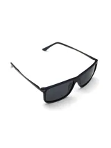 Anteojos de sol polarizados con protección UV y marco negro.