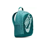 Mochila Nike Hayward color verde oliva con estampado floral sutil. Cuenta con un compartimento principal con cierre, funda interna para laptop, bolsillos laterales y sistema de cordones elásticos en el frente para sujetar objetos. Tiene correas acolchadas ajustables y correa de esternón para mayor comodidad.