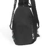 Mochila bandolera negra de Panama Jack, con correa ajustable y cierre de cremallera.