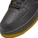 Championes Nike Air Force 1 07 LV8, color negro con detalles en marrón y suela amarilla.