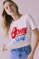 Remera blanca de manga corta con estampado frontal de la leyenda 'Bowie' en rojo y '1974' en azul.