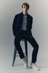 Pantalón de corte slim fit color negro, confeccionado en sarga de algodón, con cinco bolsillos, cierre con cremallera y botón.
