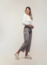 Pantalón de jean celeste de corte ancho, tiro alto y largo a la pantorrilla.