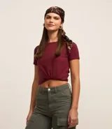 Remera básica de media malla color blanco, con cuello redondo y mangas cortas.