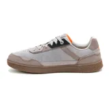 Zapatillas Caterpillar Pause Retro Leather, color gris con detalles en marrón y negro. Confeccionadas en gamuza y lona, con forro de malla de nylon, plantilla de espuma EVA y suela de goma.