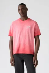 Remera de algodón color rosa con efecto desteñido y logo de Levi's estampado en blanco en el pecho.