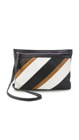 Bolso de mano color borgoña con paneles diagonales en color crema.