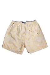 Short de baño azul con estampado de hojas y flores en blanco. Tiene cintura elástica con cordón ajustable, dos bolsillos laterales y uno trasero.