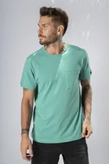 Remera negra de manga corta con bolsillo en el pecho.