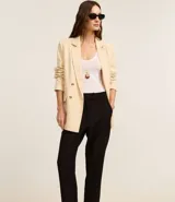 Pantalón carrot de sastrería de cintura alta color azul marino, con trabillas y bolsillos delanteros.