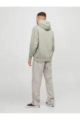Hoodie tipo canguro color gris mineral, de manga larga con capucha y fit regular. Cuenta con un bolsillo y estampado de goma con tacto suave. Tejido Loop Back.