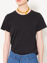 Remera gris confeccionada en algodón pima, de corte recto, con largo a la primera cadera, tajos laterales, mangas cortas y cuello redondo a la base. Detalle de logo 3D en el centro de la espalda.