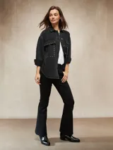 Pantalón de jean negro, corte Oxford acampanado, con tiro alto y detalles de costura visibles.