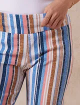 Pantalón de gabardina elastizada con estampado a rayas verticales en tonos azul, rosa, blanco y marrón. Pretina ancha elastizada.