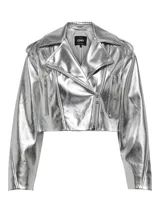 Chaqueta corta plateada de estilo biker con cierre asimétrico de cremallera, cuello con solapas y mangas largas con detalles de botones.