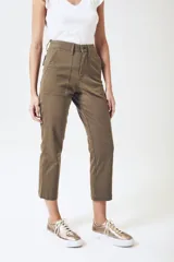 Jean cargo negro de corte wide leg, con bolsillos frontales y traseros, en tiro medio.