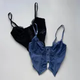 Corset con copas y encaje, con breteles finos y cierre frontal con ganchos.
