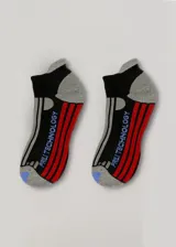 Par de medias tobilleras deportivas con felpa, color gris con rayas rojas y negras, puntera azul y texto 'PRILI TECHNOLOGY' en azul.