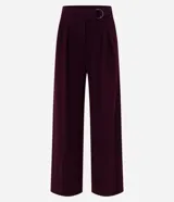 Pantalón wide color borgoña de crepé con cintura alta y hebilla metálica.