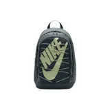 Mochila Nike Hayward color verde oliva con estampado floral sutil. Cuenta con un compartimento principal con cierre, funda interna para laptop, bolsillos laterales y sistema de cordones elásticos en el frente para sujetar objetos. Tiene correas acolchadas ajustables y correa de esternón para mayor comodidad.