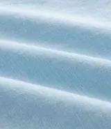 Camisa celeste de lino con cuello camisero, abotonadura frontal y mangas largas.