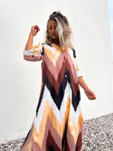 Vestido camisero largo con estampado de zig zag en tonos beige, marrón, blanco y negro.