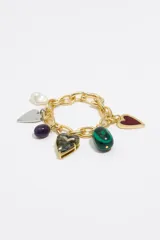 Pulsera dorada de eslabones gruesos con dijes colgantes: perla blanca, corazón plateado, amatista, corazón con cristal gris, cuenta de malaquita y corazón con esmalte rojo.