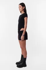 Body negro de algodón con lycra, cuello redondo y espalda descubierta. Mangas cortas y calce slim.
