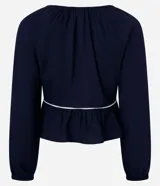 Blusa de mangas largas color azul marino, confeccionada en viscolino con 30% de lino, con escote V, lazo en el cuello con punta y bieses contrastantes luego abajo del escote, además del bajo de volado.