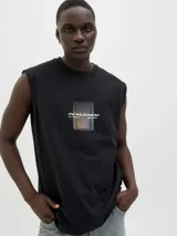 Musculosa negra de algodón Better Cotton, con cuello redondo y corte relajado. Estampado frontal con el logo de la marca Jack & Jones y un diseño geométrico con efecto degradado.