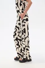 Pantalón de viscosa con estampado abstracto en blanco y negro, de corte ancho y tiro alto.